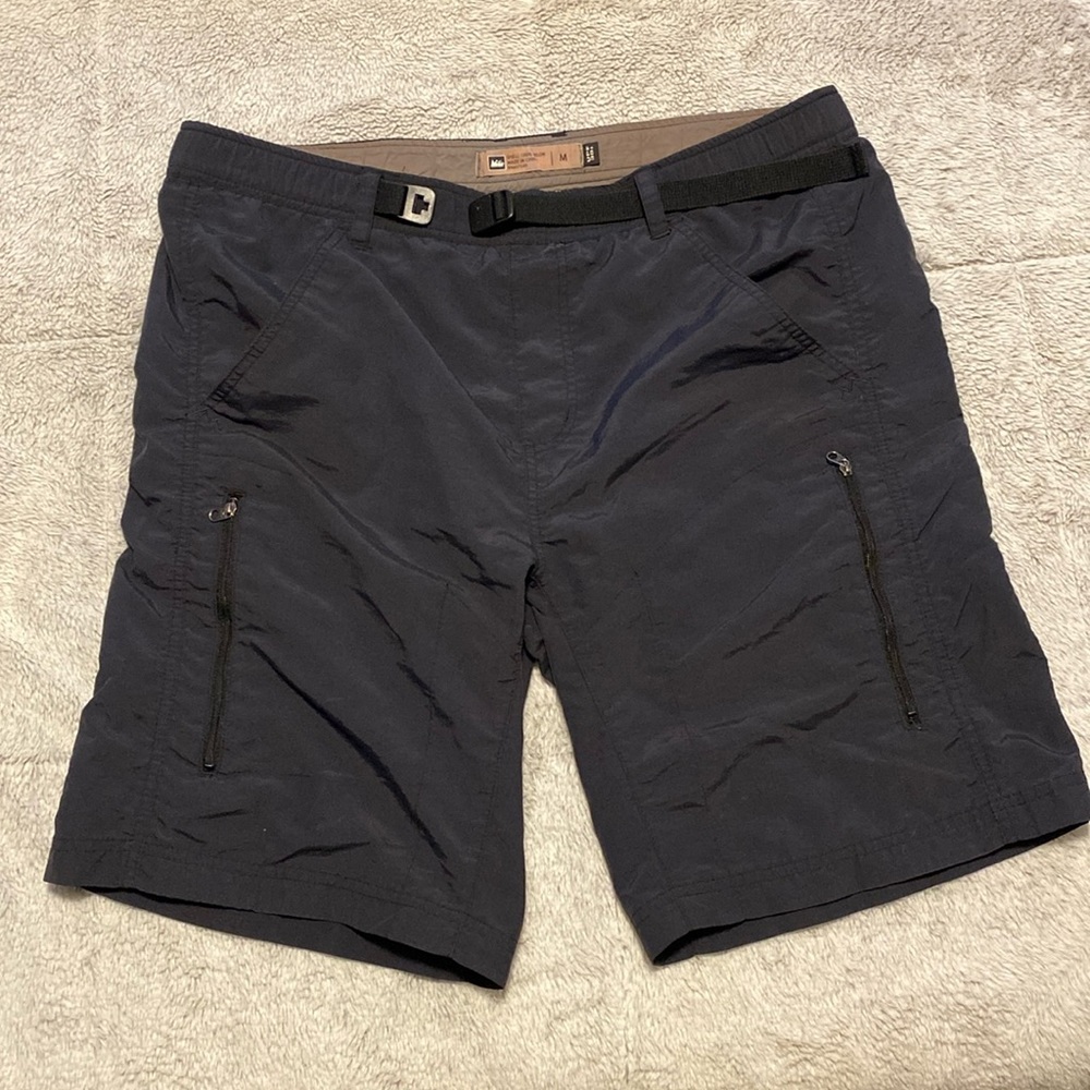 REI men’s medium nylon hiking shorts black pockets belt